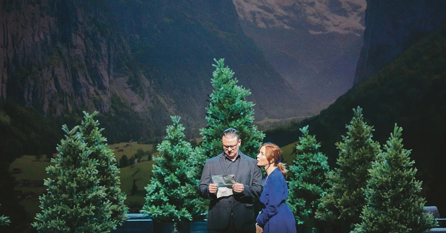 A férfiak előjogára világít rá Valló Péter a Vígszínházban