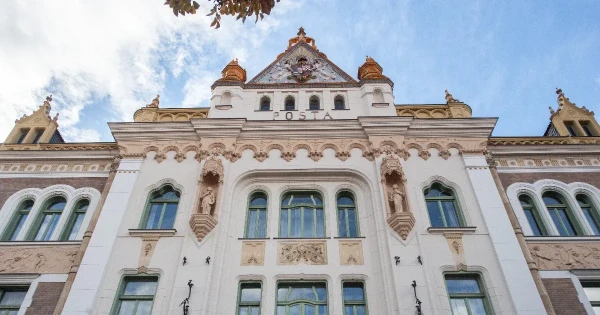 A pécsi Postapalota gyönyörű Kádár-címere