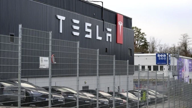 Eddig totális bukta az amerikai és európai autógyártóknak az elektromos átállás – horribilis összeget égetett el a Tesla és a Mercedes