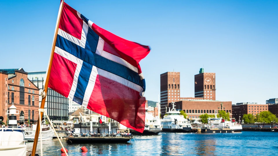 Egymás után szedi az áldozatait a sötét botrány – Lemondott a diplomáciai elit öreg motorosa