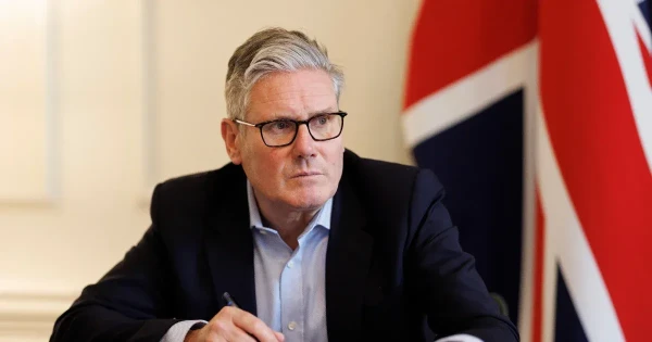 Keir Starmer vezéráldozattal próbálja menteni az Epstein-akták miatt billegő székét
