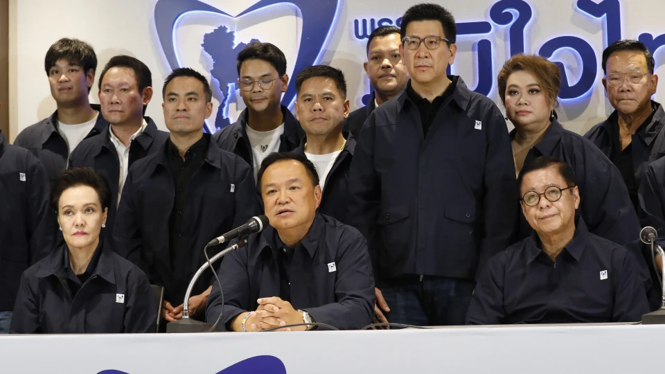 Választott a "mosoly országa": meglepő eredmény született, elmaradt a "narancs hullám"