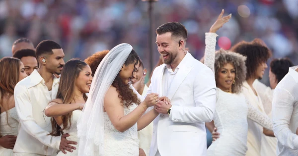 A Super Bowl félidei műsora közben házasodott össze egy pár, Bad Bunny írta alá az anyakönyvi kivonatot