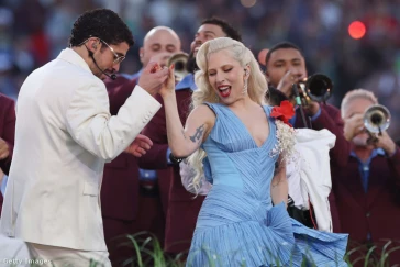 Bad Bunny a színfalak mögött is végigtáncolta Lady Gaga előadását a Super Bowl félidei műsorában