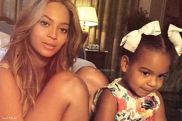 Jól összezavarta az internetet Blue Ivy, mindenki Beyoncénak nézte a sztárcsemetét Super bowl-os fotóin