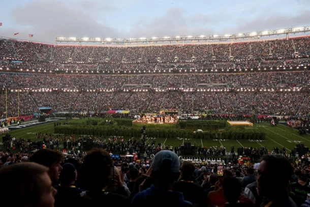 Videón, ahogy bámulatos szervezettséggel felhúzzák Bad Bunny színpadát a Super Bowlon