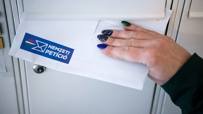 Vitályos Eszter is kitöltötte a nemzeti petíciót + videó