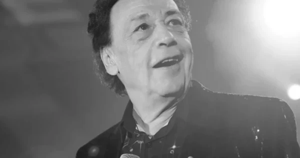 Egy szál fehér rózsa: így érkeztek a gyászolók Fenyő Miklós temetésére