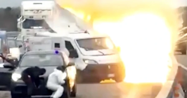 Kalasnyikovos, símaszkos fegyveresek robbantottak fel fényes nappal egy pénzszállítót Olaszországban – videó