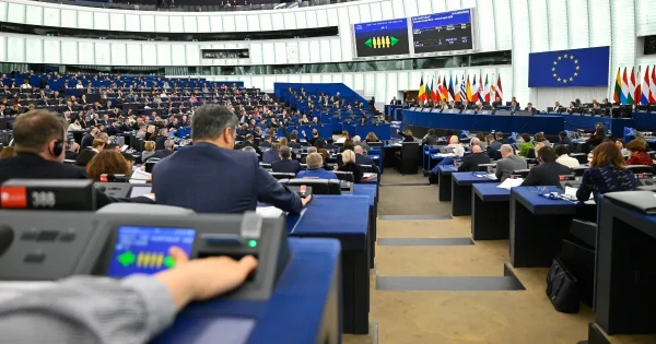 Keményebb menekültügyi szabályokra mondott igent az EP, csak egy magyar pártból szavaztak nemmel