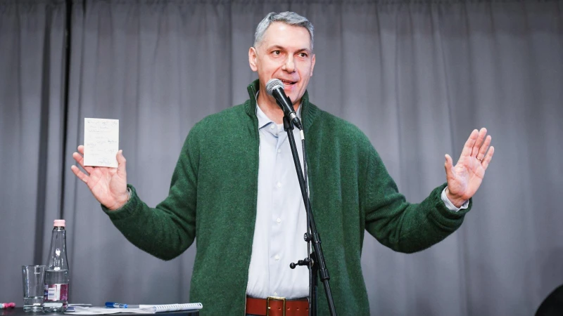 Lefejezéssel fenyegették meg a Lázárinfón tüntető egyik roma aktivistát, a rendőrség segítség helyett elküldte