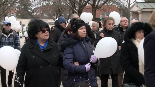 Megható szavakkal és fehér rózsákkal vettek végső búcsút Fenyő Miklóstól