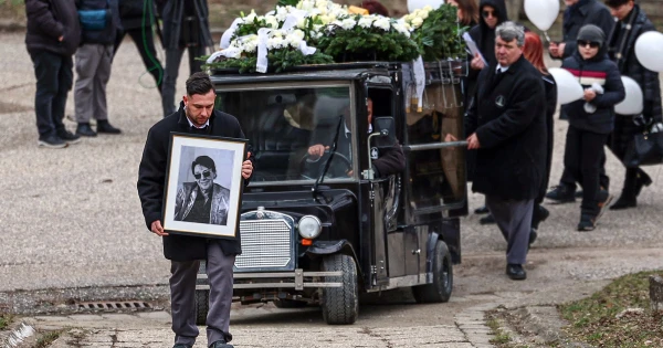 Novai Gábor: "Hihetetlen fájdalom van bennünk" – Eltemették Fenyő Miklóst – videó
