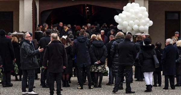 Összeszorul a gyomrunk, így búcsúztatta Fenyő Miklós lánya édesapját