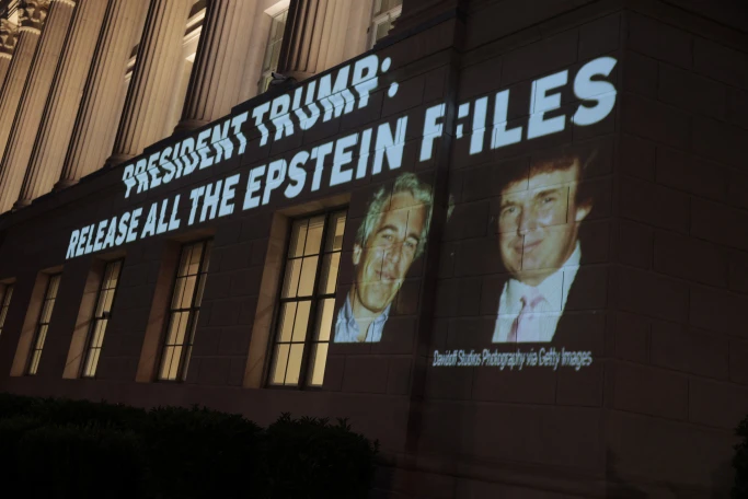 Trump nevét is kitakarhatták az Epstein-aktákból