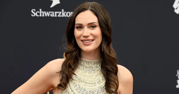 A bajor miniszterelnök 27 éves lányára nyomul a 70 éves techmilliárdos, aki egyébként házas is