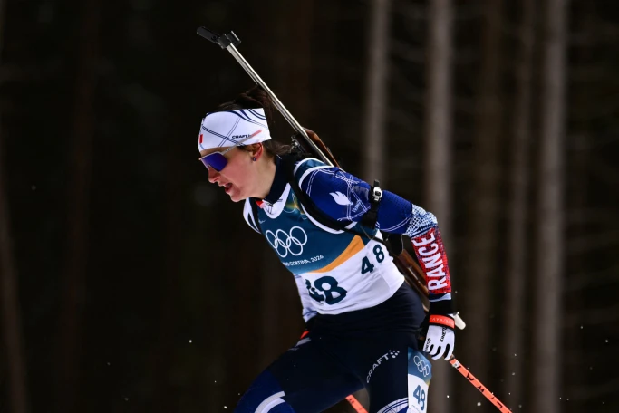 A váltó után egyéniben is olimpiai bajnok lett a biatlonos Julia Simon, aki tavaly felfüggesztettet kapott, mert meglopta csapattársait