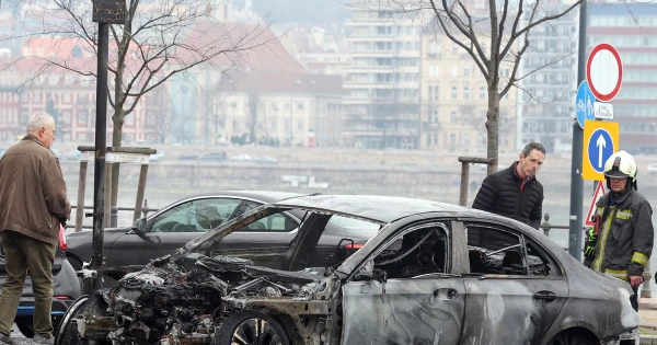 Ennyi maradt a parlamentnél kiégett autóból - helyszíni fotók