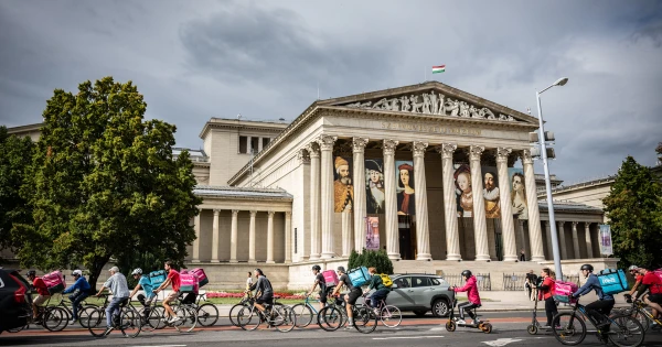 Itt a hadüzenet eredmény, a Foodora és a Wolt is reagált, jönnek a változások az ételfutároknál