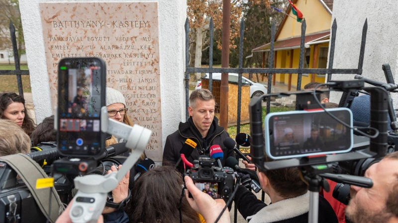 Magyar Péter a bicskei gyermekotthonba látogat