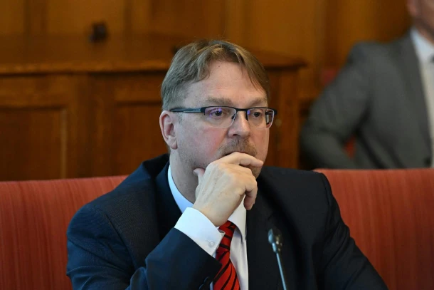 Magyar Péternek üzent az igazságügyi miniszter helyettese: Esőben nagyobb élmény megfogni a mikrofont, mint szárazon