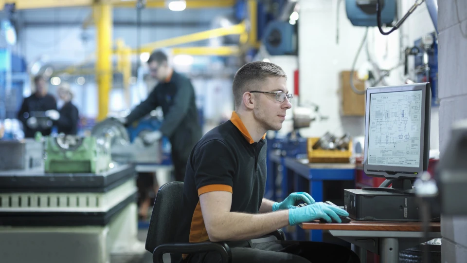 Megérkeztek a 2 millió forintos fizetések Magyarországra