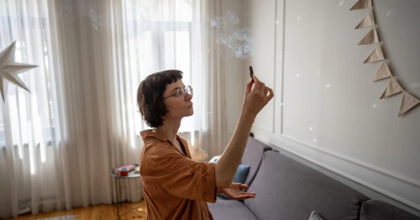 Miért kell februárban füstölőt gyújtani a lakásban?