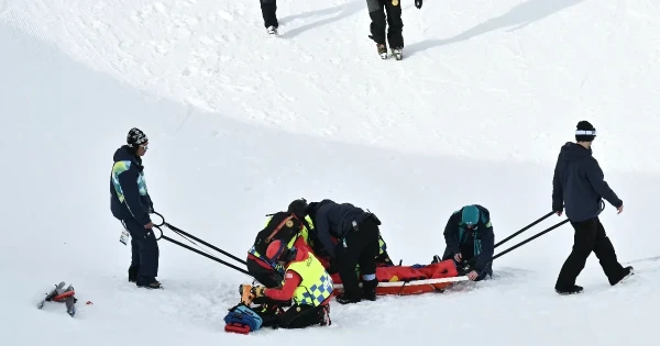 Nagyot bukott, percekig feküdt a félcső alján a kínai snowboardos, hordágyon kellett elvinni