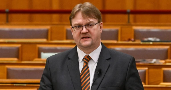 „Péter, megfoghatod a mikrofont, esőben nagyobb élmény, mint szárazon” – kommentben üzent Magyar Péternek az államtitkár