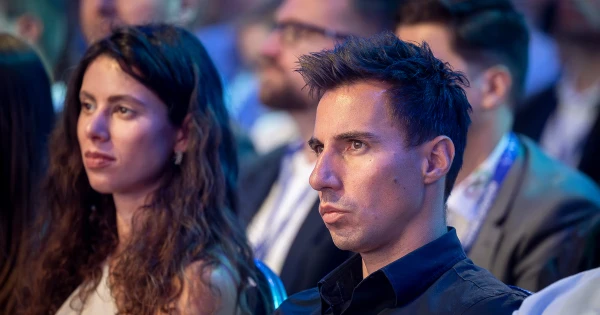 Radnai Márk megszólalt a nevét viselő, titokzatos weboldal megjelenése után - és két évvel a "kezdeteket" követően - Magyar Péter is így tett ma reggel