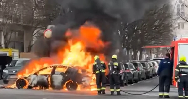 Robbanást hallottak Budapesten a Parlament közelében - lángol egy autó