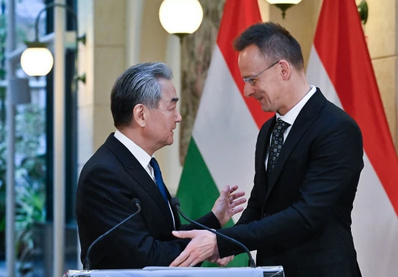 Szijjártó hálás Kínának a békeerőfeszítéseikért és a sok profitot hozó együttműködésért
