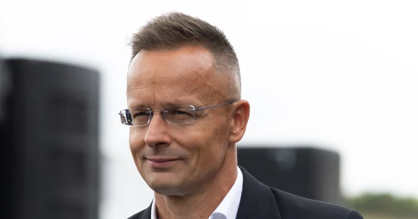 Szijjártó Péter: „Itt a kínai külügyminiszter!” – videó
