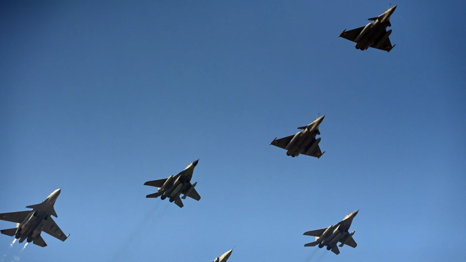 Történelmi összeget költ fegyverekre a nukleáris hatalom: vadászgépek, tengeralattjárók és rakéták tömege érkezik