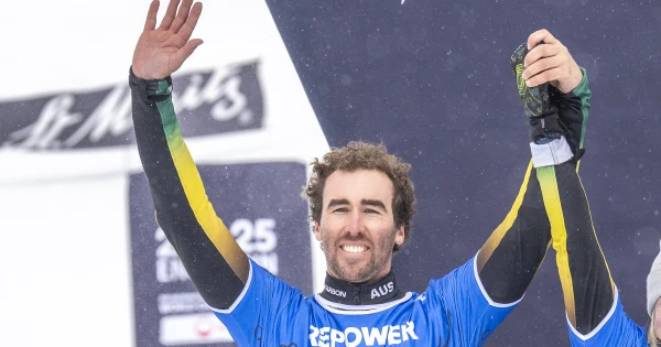 Újabb súlyos sérülés az olimpián, törött nyakcsigolyával vitték kórházba a hódeszkást