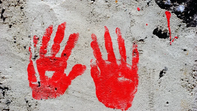 Vérfürdő a hófödte hegyek között: 10 halott, 25 sebesült – A rendőrség egy közeli házban újabb holttesteket talált