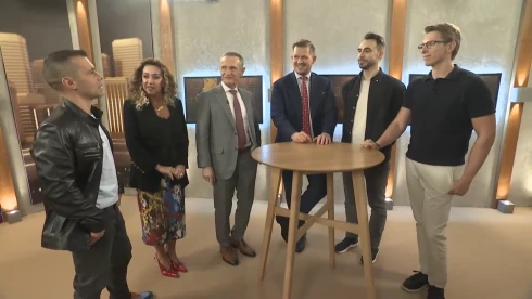 „A karvalytőke betette a lábát” – négy Cápa is beszállt a fiatalok cégébe