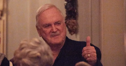 John Cleese beszólt Orbánnak, a miniszterelnök visszaszólt neki