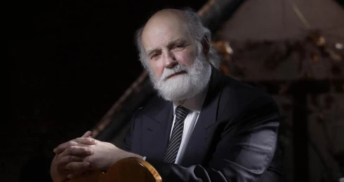 Jótékonysági est Iványi Gábor és az Oltalom Karitatív Alapítvány támogatására a Vörös Neonban