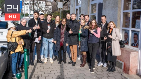 Orbán Viktor felesége is kampányol Magyar Péter körzetében