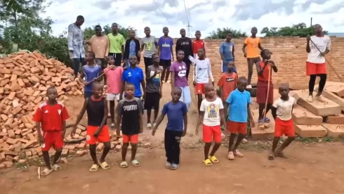 „Pityeregtem” – Laár András könnyekig hatódott a saját dalát éneklő ruandai gyerekektől