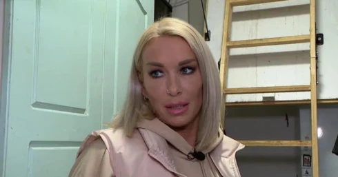 25 állattal lakik Molnár Anikó, mindenhol macskaürülék van a házában: "Több százezer forintba kerül csak az ételük, 2 kiló moslékot szedtem össze"