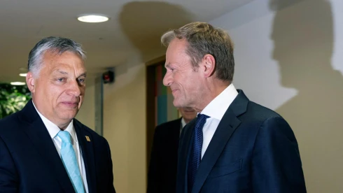 Donald Tusk elkezdte magyar tavasszal ugratni Orbán Viktort, aki ugrott is