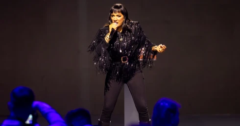 Tóth Gabi kilépett a komfortzónájából – lóháton énekelt Agárdi Szilviért