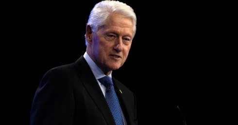 Dühös nyilatkozattal kezdte Bill Clinton a vallomását Epsteinről