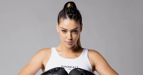 „Gyerekkorom óta rettegek a háborútól” – Kulcsár Edina véres arccal jelentkezett be, fel is robbantották a videóban