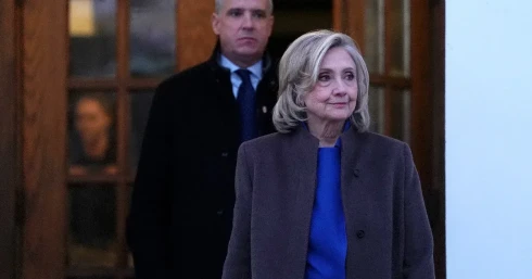 Közel hét órán át kérdezték Hillary Clintont, de közben már mindenki Bill Clinton meghallgatására készült