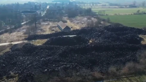 „Itt mindenki elpusztul, az biztos” – Magyar Péter videón mutatta be a nagykölkedi illegális autógumi-lerakót