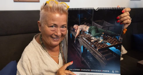 Különleges meglepetéssel készültek a csepeli kohászok az Játékszín textilt ledobó művésznőinek