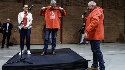 Komjáthi Imre licitre bocsátja a Lázár Jánostól kapott pulóverét, hogy Iványi Gábor egyházán és a rászorulókon segíthessen